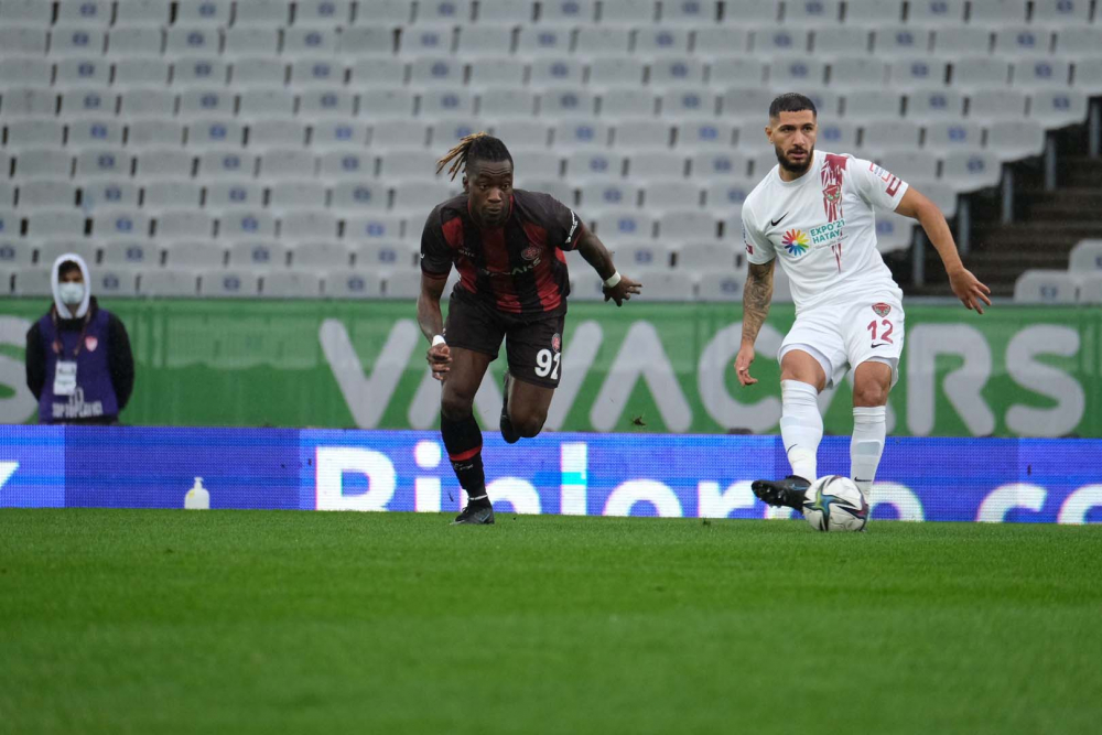 Süper Lig'de ilginç anlar! Yağmur yağdı, sahadaki çizgiler silindi! 4