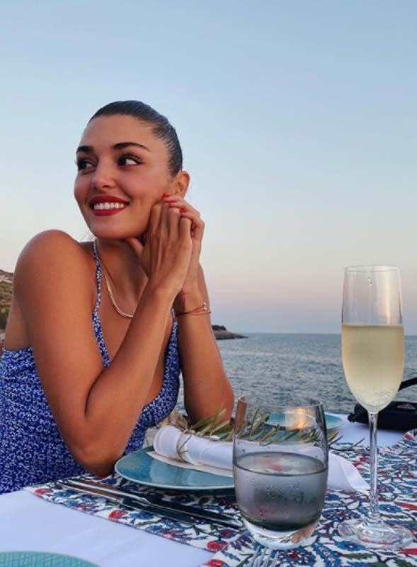 Hande Erçel'in paylaşımı yürek yaktı! Vefat eden annesinin doğum gününü o sözlerle kutladı... 5