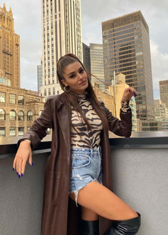 Hande Erçel New York'tan paylaştı! Mini şortuyla verdiği pozlarla takipçilerinin nefesini keserken Kerem'i de yaktı 2