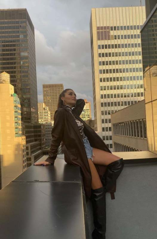 Hande Erçel New York'tan paylaştı! Mini şortuyla verdiği pozlarla takipçilerinin nefesini keserken Kerem'i de yaktı 3