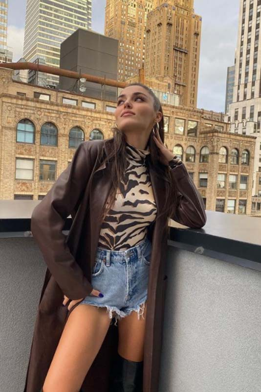 Hande Erçel New York'tan paylaştı! Mini şortuyla verdiği pozlarla takipçilerinin nefesini keserken Kerem'i de yaktı 4