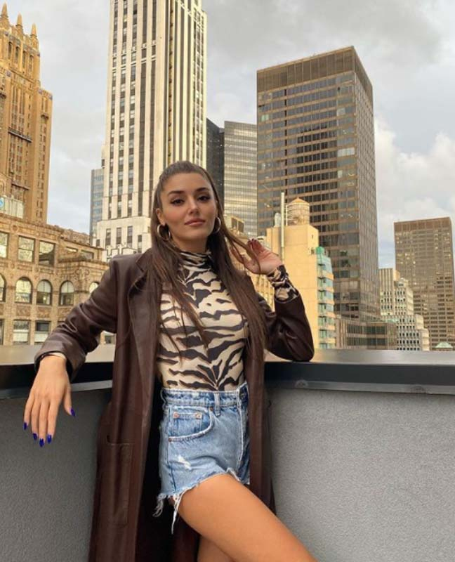 Hande Erçel New York'tan paylaştı! Mini şortuyla verdiği pozlarla takipçilerinin nefesini keserken Kerem'i de yaktı 6