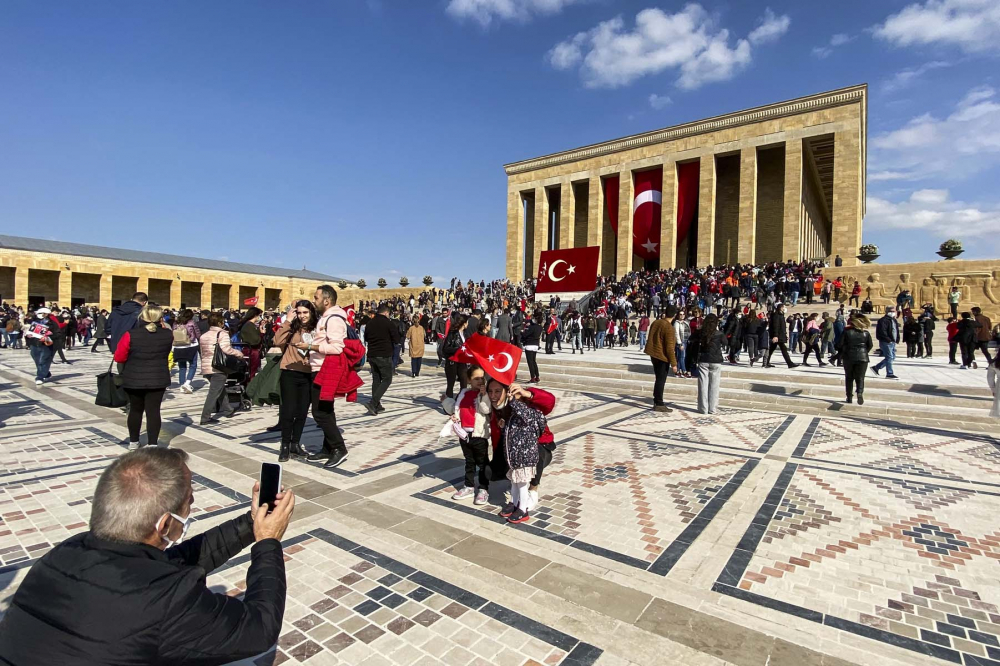 29 Ekim Cumhuriyet Bayramı coşkusu Anıtkabir'e taşındı! 7'den 70'e binlerce vatandaş akın etti 10