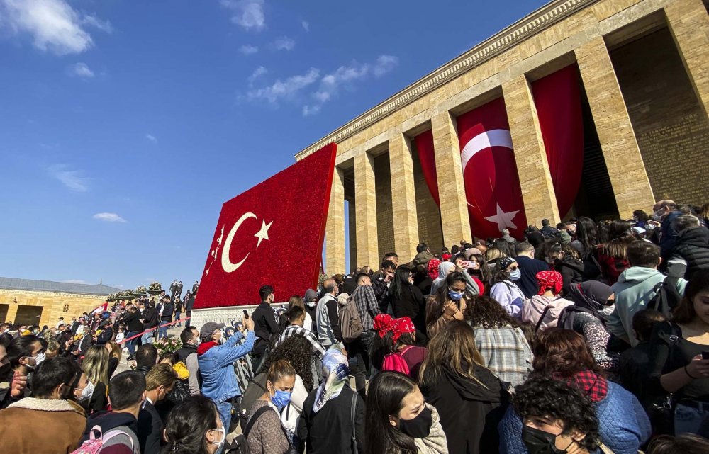 29 Ekim Cumhuriyet Bayramı coşkusu Anıtkabir'e taşındı! 7'den 70'e binlerce vatandaş akın etti 11