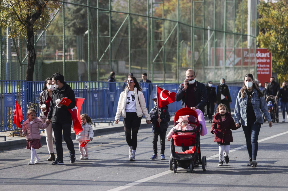 29 Ekim Cumhuriyet Bayramı coşkusu Anıtkabir'e taşındı! 7'den 70'e binlerce vatandaş akın etti 16