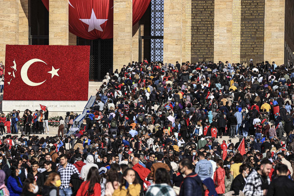 29 Ekim Cumhuriyet Bayramı coşkusu Anıtkabir'e taşındı! 7'den 70'e binlerce vatandaş akın etti 24