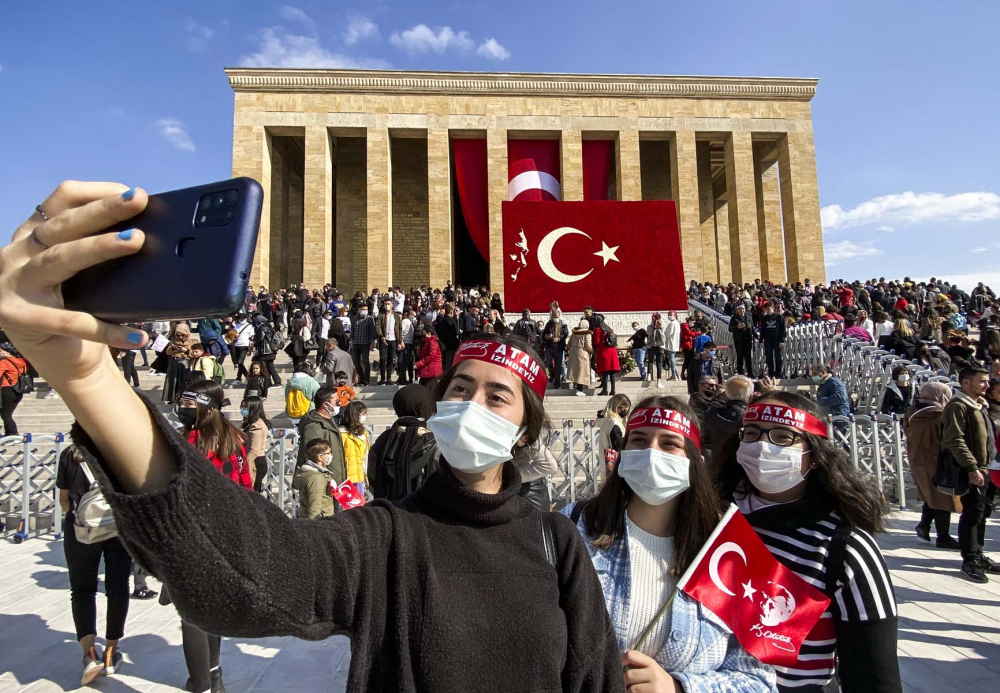 29 Ekim Cumhuriyet Bayramı coşkusu Anıtkabir'e taşındı! 7'den 70'e binlerce vatandaş akın etti 5