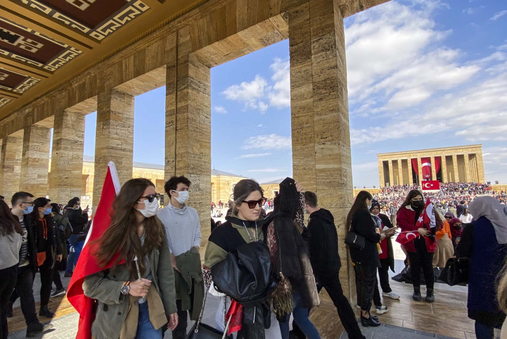 29 Ekim Cumhuriyet Bayramı coşkusu Anıtkabir'e taşındı! 7'den 70'e binlerce vatandaş akın etti 6