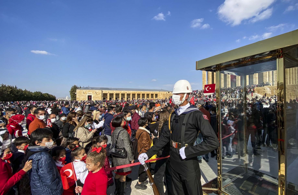 29 Ekim Cumhuriyet Bayramı coşkusu Anıtkabir'e taşındı! 7'den 70'e binlerce vatandaş akın etti 8