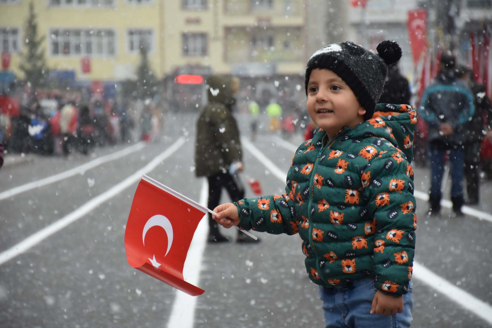 Kars ve Ardahan kar yağışına teslim oldu! Beyaz örtü kartpostallık görüntüler oluşturdu! 1