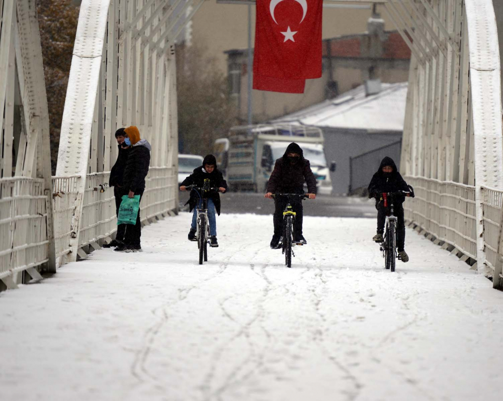 Kars ve Ardahan kar yağışına teslim oldu! Beyaz örtü kartpostallık görüntüler oluşturdu! 16