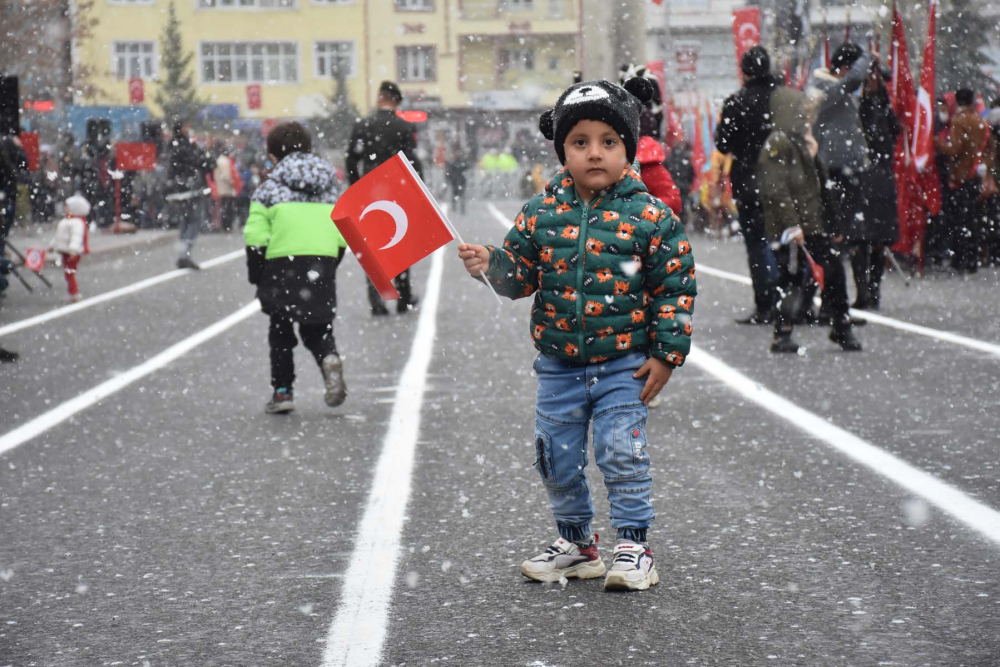 Kars ve Ardahan kar yağışına teslim oldu! Beyaz örtü kartpostallık görüntüler oluşturdu! 2