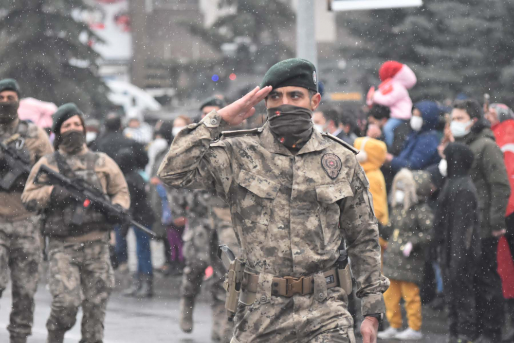 Kars ve Ardahan kar yağışına teslim oldu! Beyaz örtü kartpostallık görüntüler oluşturdu! 4