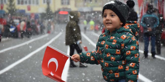 Kars ve Ardahan kar yağışına teslim oldu! Beyaz örtü kartpostallık görüntüler oluşturdu!