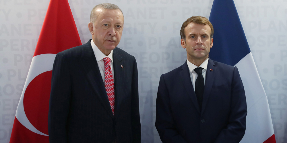 Bu anlar G-20 Zirvesine damga vurdu! Aşkım Kapışmak, Erdoğan ve Macron'un sohbeti sırasında çekilen kareyi analiz etti 1