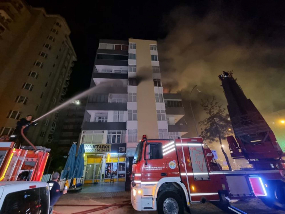 Önce evini sonra sigarasını yaktı! Balkona geçip olup biteni izleyen adam hayrete düşürdü! 2