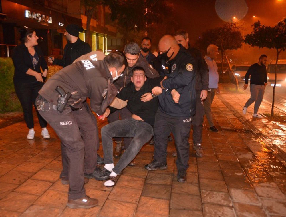 Önce evini sonra sigarasını yaktı! Balkona geçip olup biteni izleyen adam hayrete düşürdü! 5