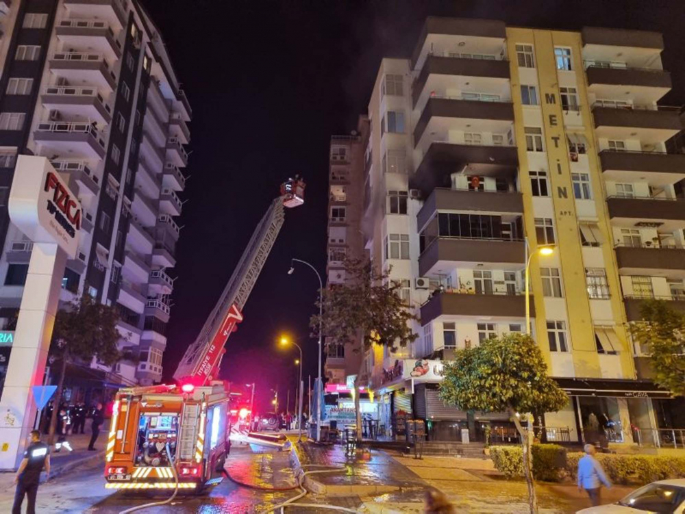 Önce evini sonra sigarasını yaktı! Balkona geçip olup biteni izleyen adam hayrete düşürdü! 7