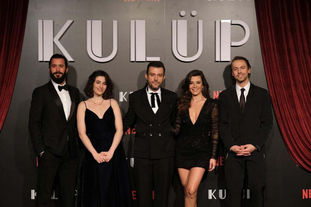 Yerli Netflix dizisi Kulüp'ün galası gerçekleşti! Oyuncular şıklıklarını yarıştırdı! 1