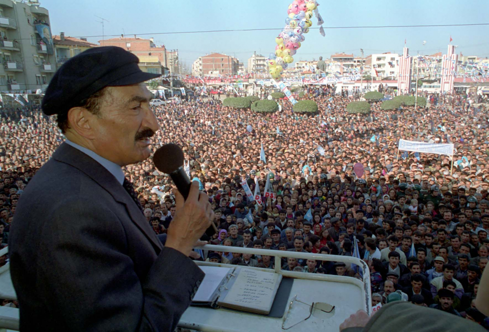 Türk siyasetinden bir Bülent Ecevit geçti! Vefatının 15.yılında anılıyor! İşte Bülent Ecevit'in fotoğrafları, görselleri ve hayatı... 3