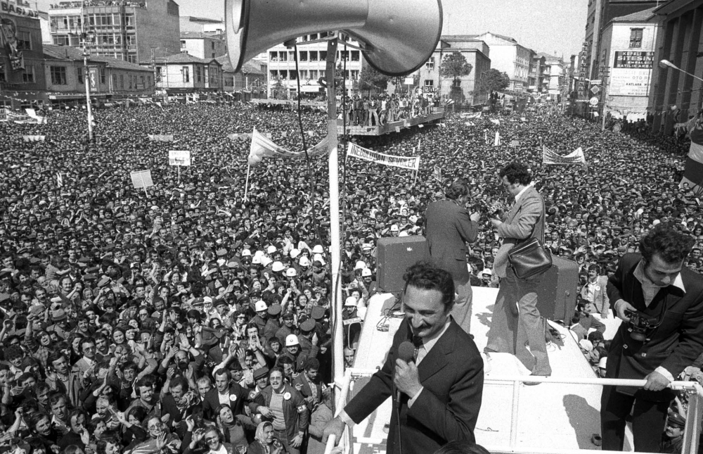 Türk siyasetinden bir Bülent Ecevit geçti! Vefatının 15.yılında anılıyor! İşte Bülent Ecevit'in fotoğrafları, görselleri ve hayatı... 32