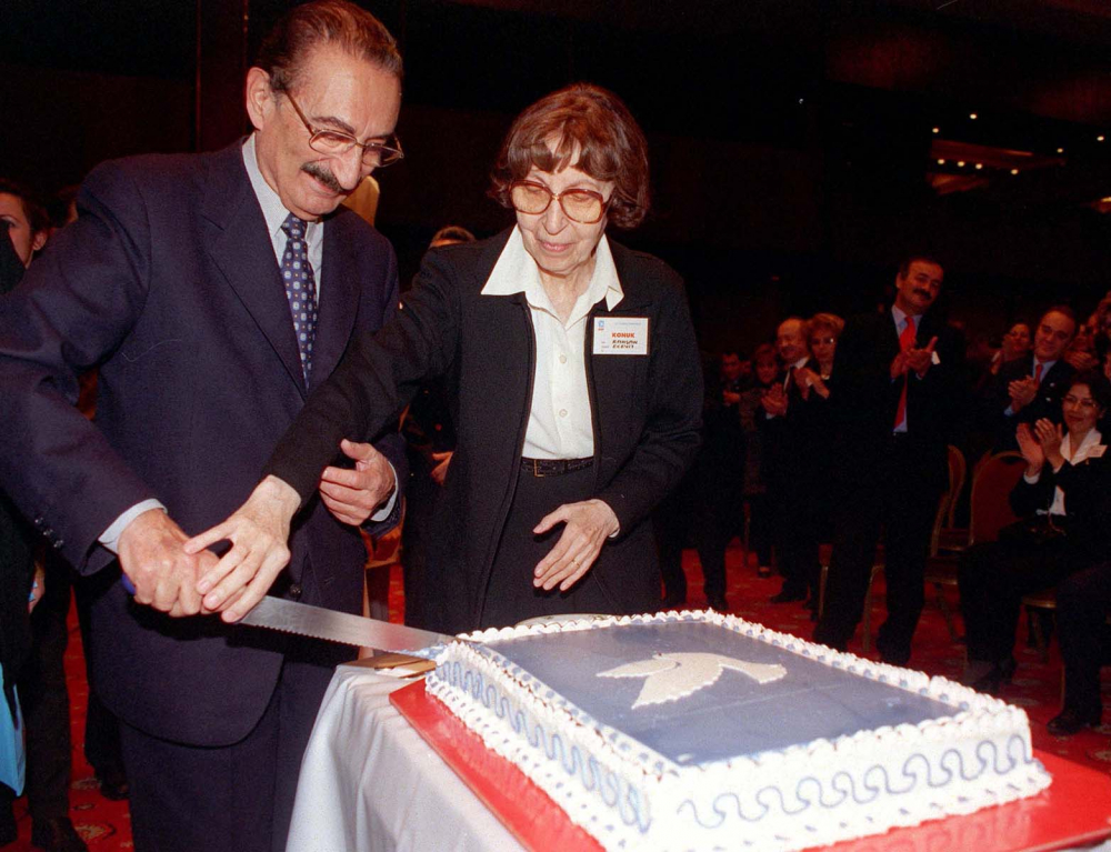 Türk siyasetinden bir Bülent Ecevit geçti! Vefatının 15.yılında anılıyor! İşte Bülent Ecevit'in fotoğrafları, görselleri ve hayatı... 7