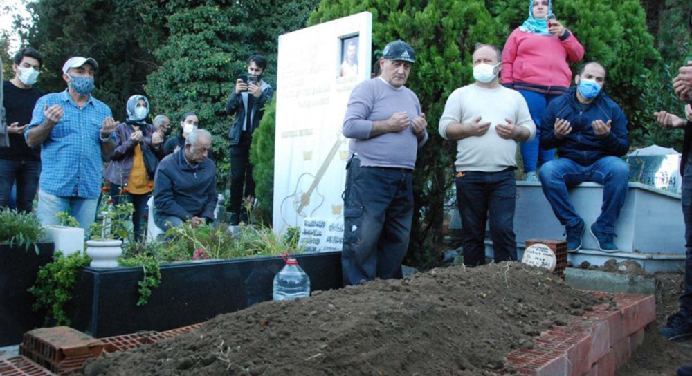 Hatice Akarsu, evladı Barış Akarsu'nun yanına defnedildi! "Hasret giderin bu akşam" 3