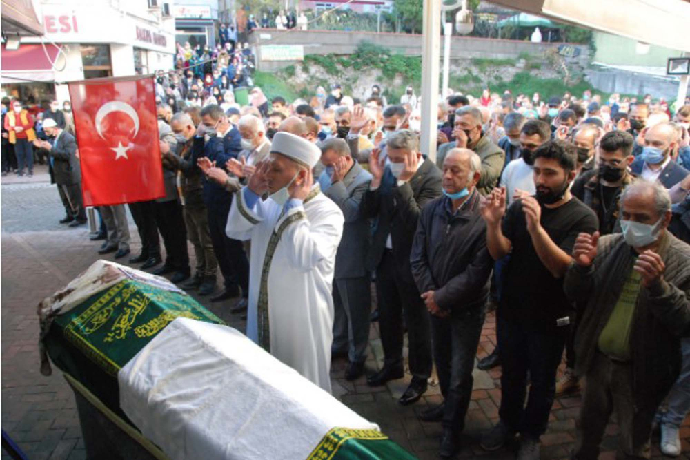 Hatice Akarsu, evladı Barış Akarsu'nun yanına defnedildi! "Hasret giderin bu akşam" 5