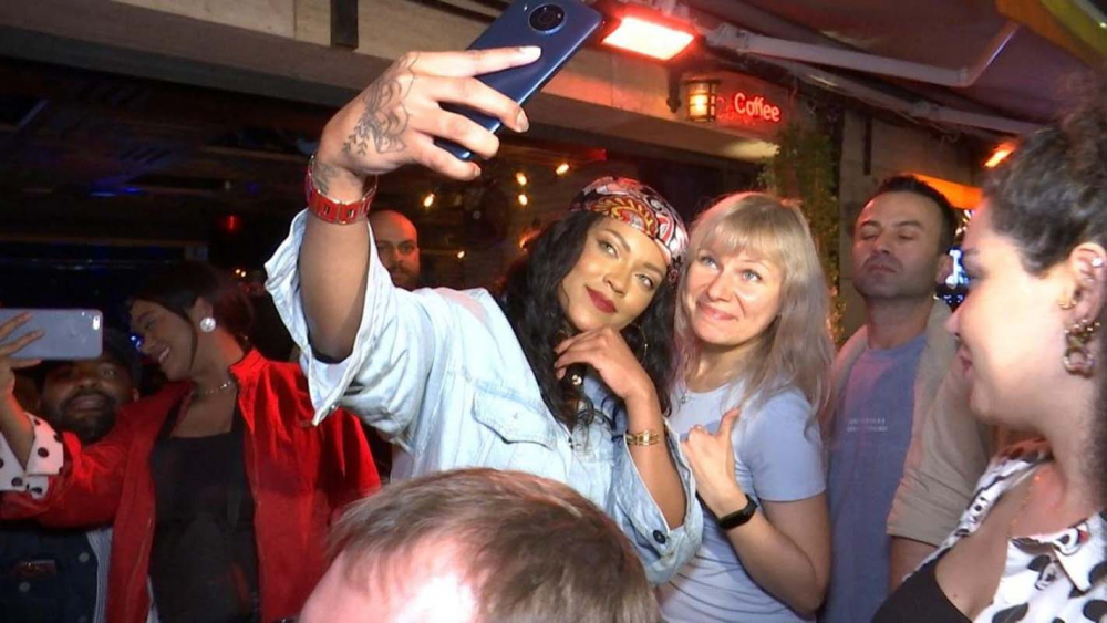 Rihanna İstanbul'a mı geldi? İzdiham oluştu! Fotoğraf çekilmek için birbirleriyle yarıştılar! 2