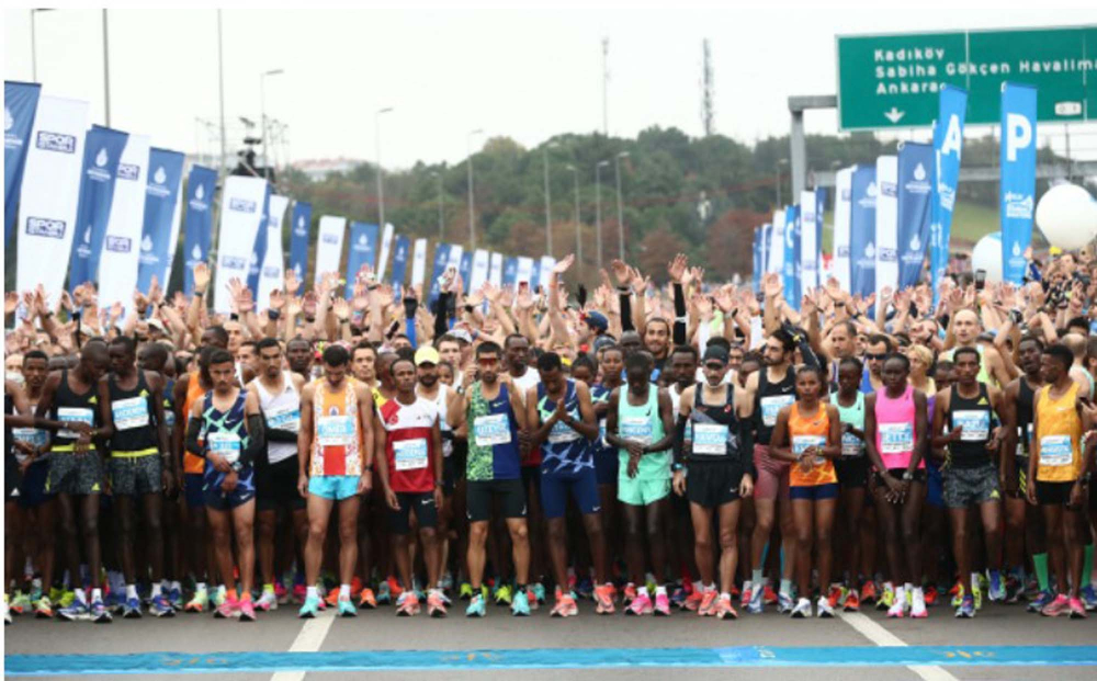 İstanbul Boğazı'ndan renkli görüntüler! Maraton iki kıta arasında şölen yarattı! 1