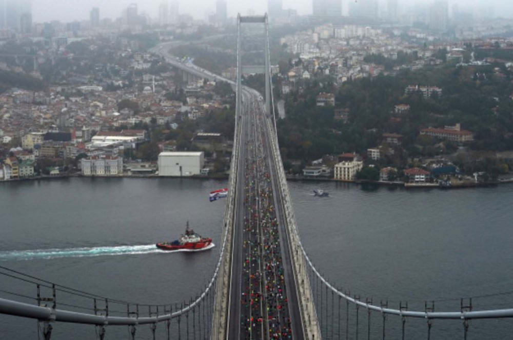 İstanbul Boğazı'ndan renkli görüntüler! Maraton iki kıta arasında şölen yarattı! 4