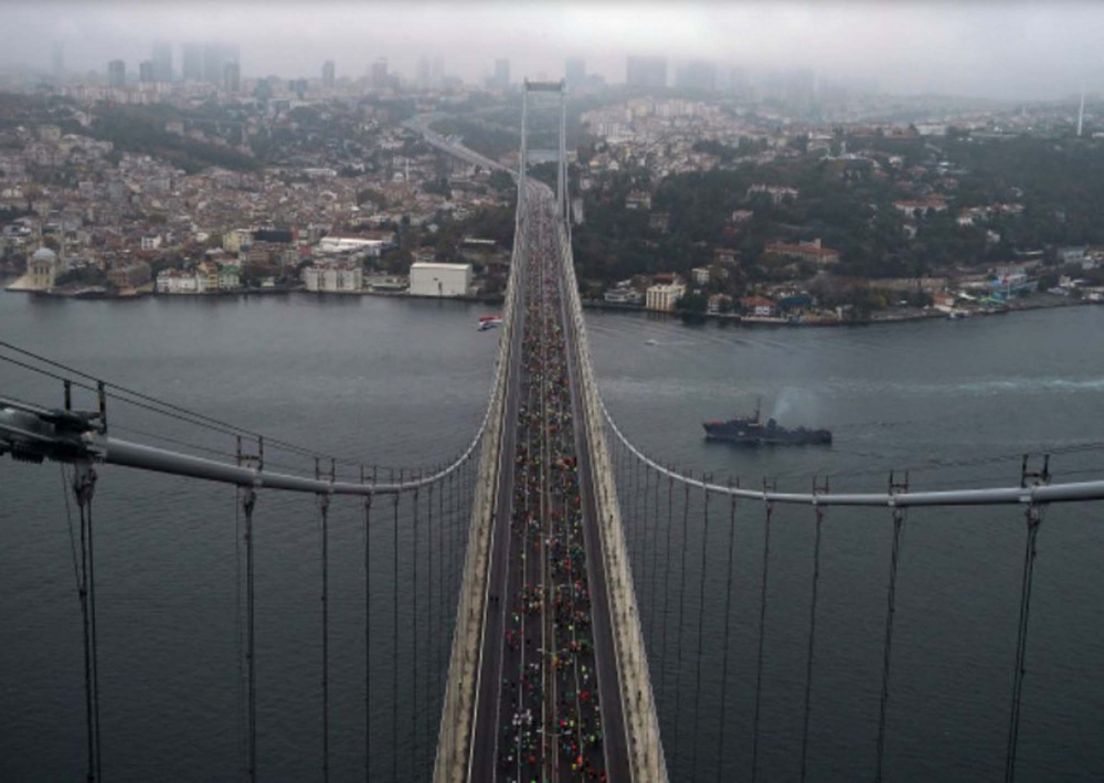 İstanbul Boğazı'ndan renkli görüntüler! Maraton iki kıta arasında şölen yarattı! 5