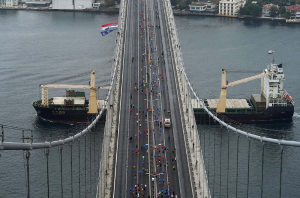 İstanbul Boğazı'ndan renkli görüntüler! Maraton iki kıta arasında şölen yarattı! 9