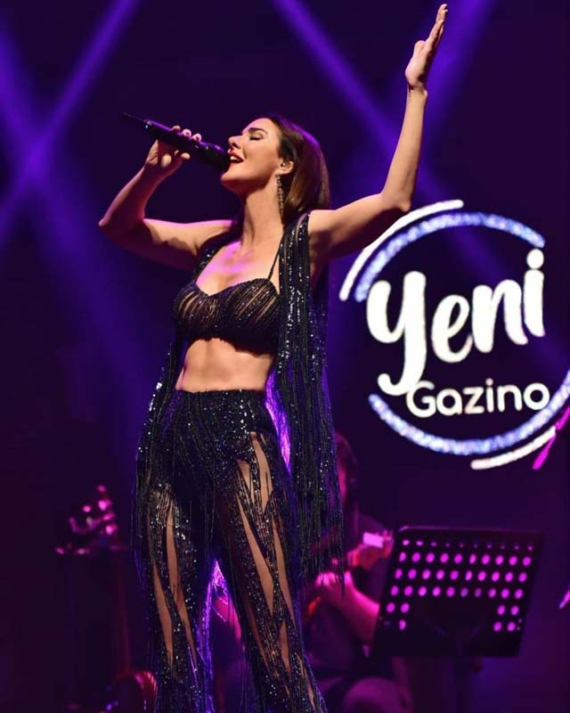 Hande Yener ve Gülşen'e nispet yaptı! Defne Samyeli transparan sahne kıyafetiyle ortalığı yaktı! 2