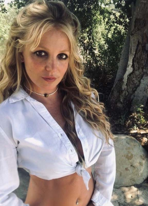 Britney Spears durmak bilmiyor! Üstsüz fotoğraflarına bir yenisini daha ekledi! Sadece sarı tanga ile poz verdi! 8