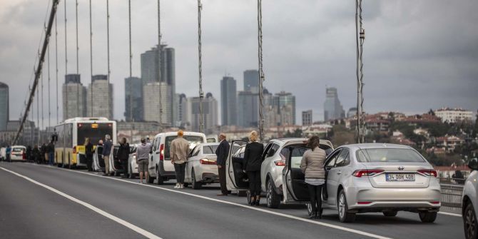 Saat 9'u 5 geçe hayat durdu! Türkiye Ata'sı için saygı duruşunda bulundu! İşte o anlar...