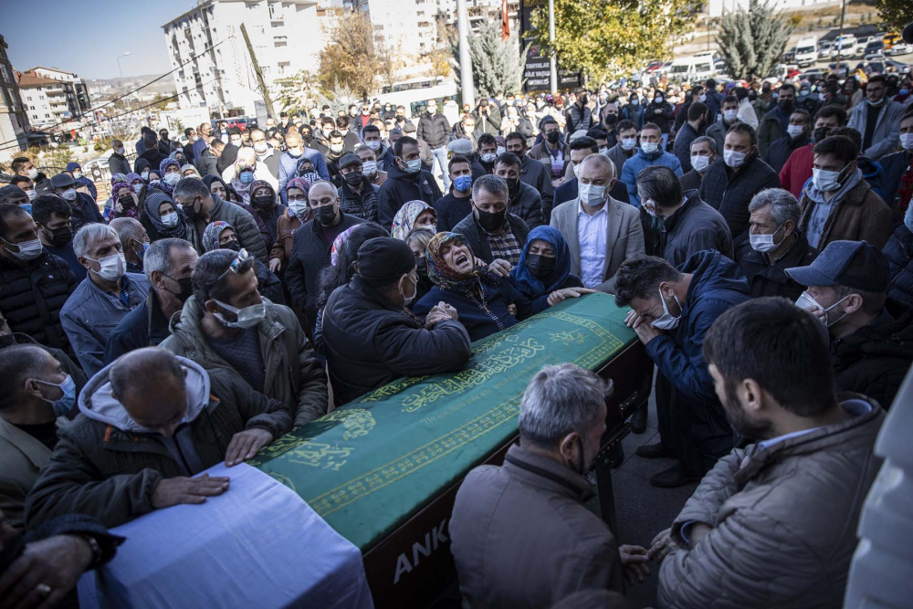 Mimar Başak Cengiz'in cenaze töreninde gözyaşları sel oldu! Acılı anne ağıt yaktı, yürekler parçalandı 13