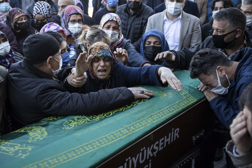 Mimar Başak Cengiz'in cenaze töreninde gözyaşları sel oldu! Acılı anne ağıt yaktı, yürekler parçalandı 14