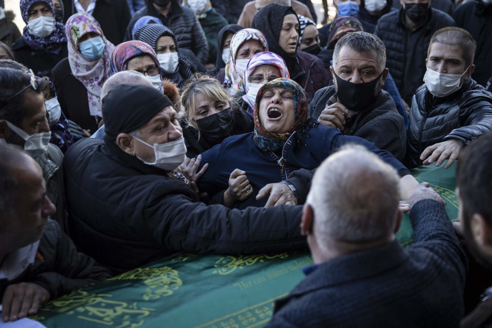 Mimar Başak Cengiz'in cenaze töreninde gözyaşları sel oldu! Acılı anne ağıt yaktı, yürekler parçalandı 16