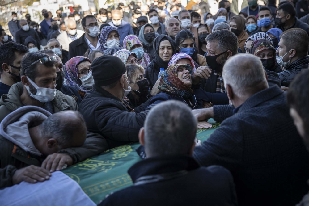 Mimar Başak Cengiz'in cenaze töreninde gözyaşları sel oldu! Acılı anne ağıt yaktı, yürekler parçalandı 17