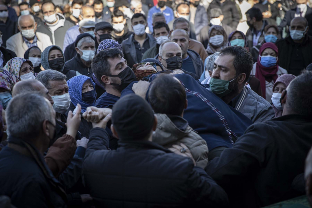 Mimar Başak Cengiz'in cenaze töreninde gözyaşları sel oldu! Acılı anne ağıt yaktı, yürekler parçalandı 18