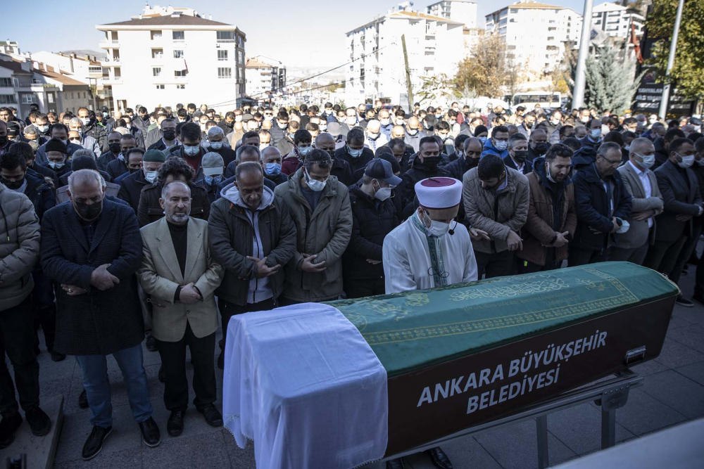 Mimar Başak Cengiz'in cenaze töreninde gözyaşları sel oldu! Acılı anne ağıt yaktı, yürekler parçalandı 20