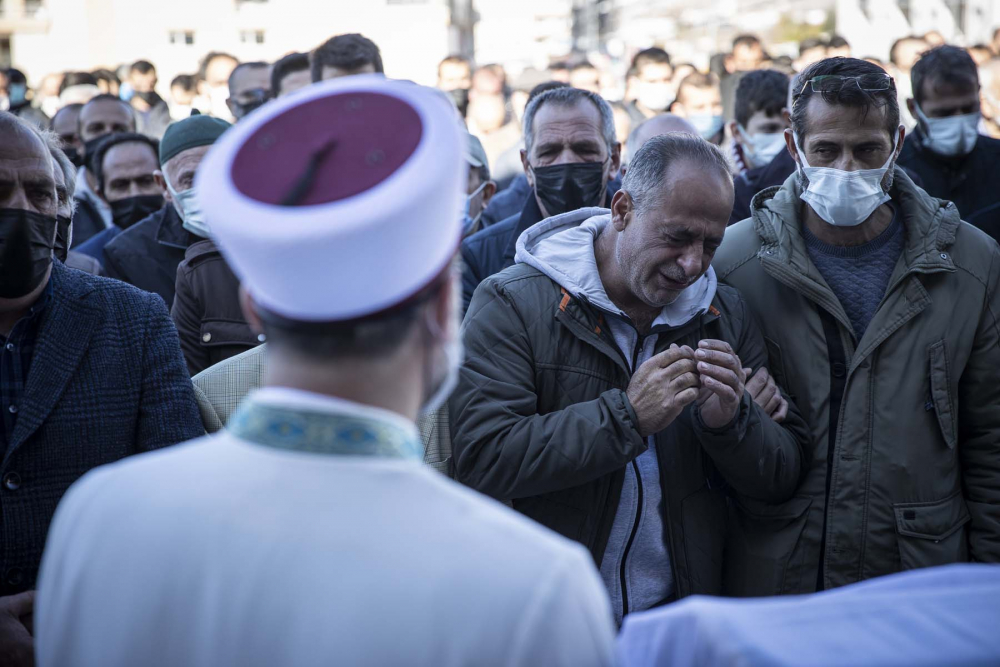 Mimar Başak Cengiz'in cenaze töreninde gözyaşları sel oldu! Acılı anne ağıt yaktı, yürekler parçalandı 22