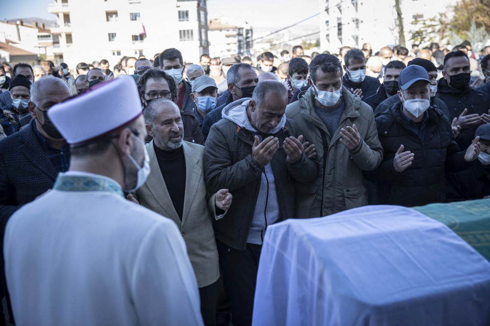 Mimar Başak Cengiz'in cenaze töreninde gözyaşları sel oldu! Acılı anne ağıt yaktı, yürekler parçalandı 23