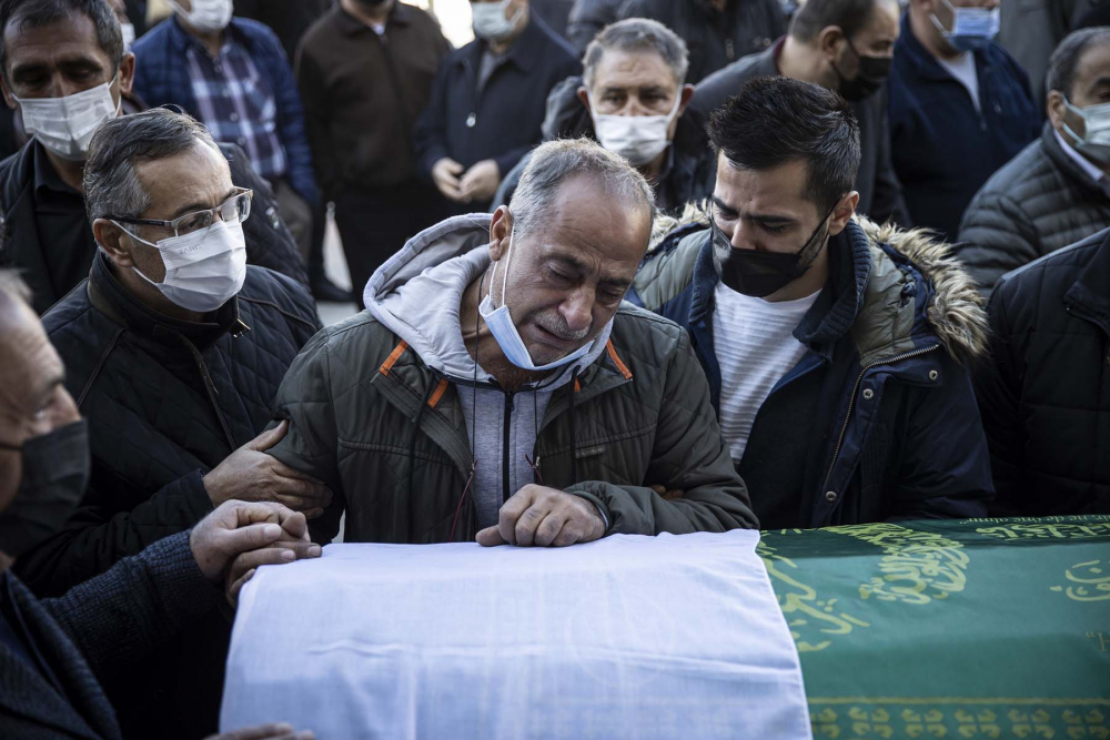 Mimar Başak Cengiz'in cenaze töreninde gözyaşları sel oldu! Acılı anne ağıt yaktı, yürekler parçalandı 3