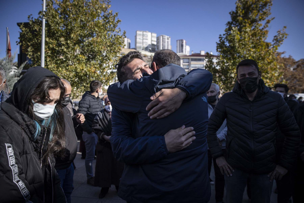 Mimar Başak Cengiz'in cenaze töreninde gözyaşları sel oldu! Acılı anne ağıt yaktı, yürekler parçalandı 6