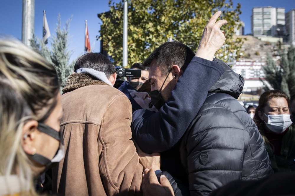 Mimar Başak Cengiz'in cenaze töreninde gözyaşları sel oldu! Acılı anne ağıt yaktı, yürekler parçalandı 8