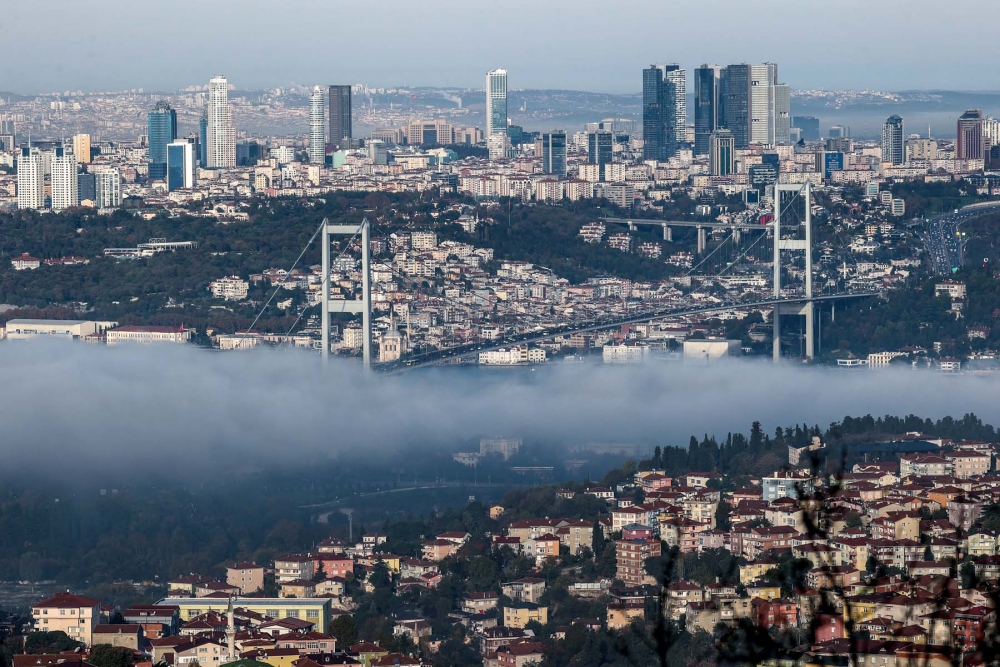 İstanbul'da sis etkili oldu! Boğaz ve 15 Temmuz Şehitler Köprüsü sisten kayboldu! İşte İstanbul'dan sis fotoğrafları. 1