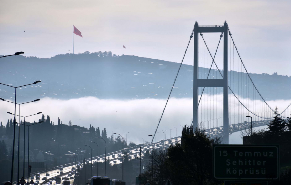 İstanbul'da sis etkili oldu! Boğaz ve 15 Temmuz Şehitler Köprüsü sisten kayboldu! İşte İstanbul'dan sis fotoğrafları. 11