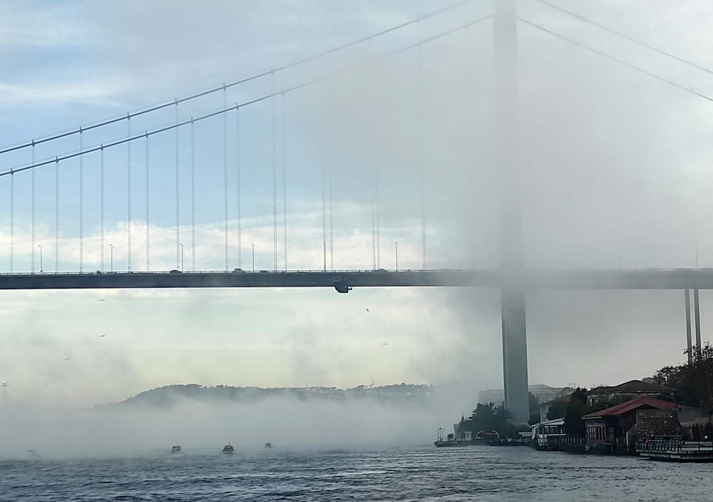 İstanbul'da sis etkili oldu! Boğaz ve 15 Temmuz Şehitler Köprüsü sisten kayboldu! İşte İstanbul'dan sis fotoğrafları. 16